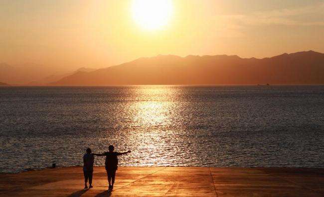 众周所知,手机号码有十一码。其实,大家用手机的最後三码,把它们加总起来,得到一个最後的个位数,就可以知道你在爱情中的态度。